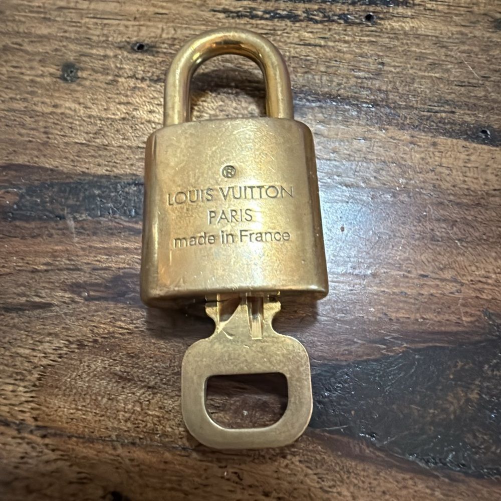 Louis Vuitton vintage brass and key number 331 - Picture 2 of 6